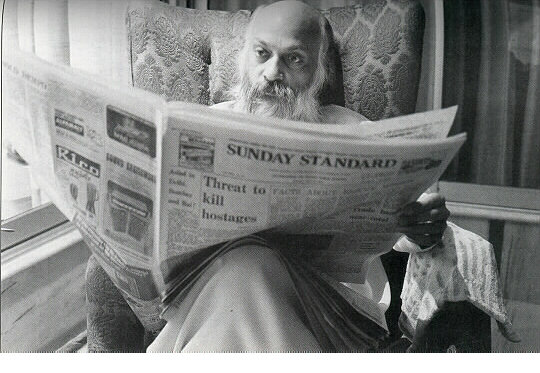 020 Osho reading the paper