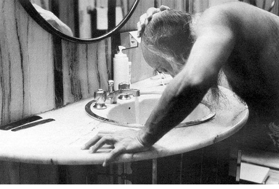 027 Osho washing his head
