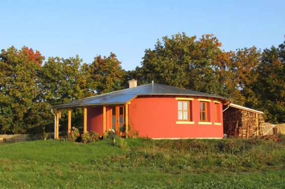 Sananda's round house, ready for a cold winter...