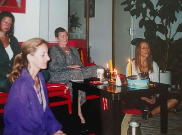 060-subodhi-with-friends-meditating