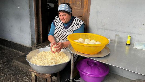 Making khachapuri