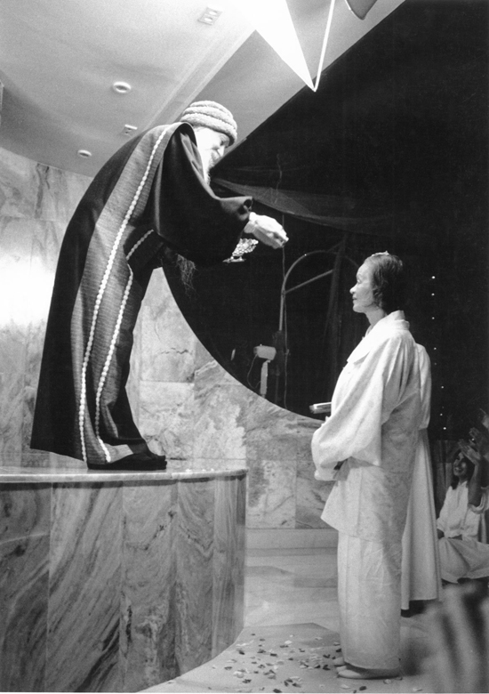Osho showering rose petals on Tamo San