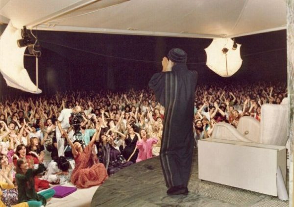 Osho greeting his disciples in Buddha Hall