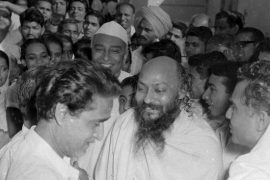 Osho travelling and greeted by crowd