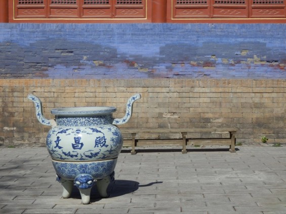 Porcelain incense burner