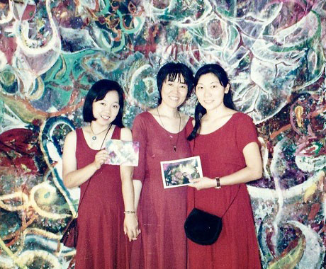 050 Mansha-with-friends-before-big-painting