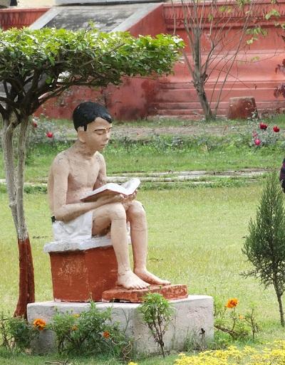 Statue of boy reading