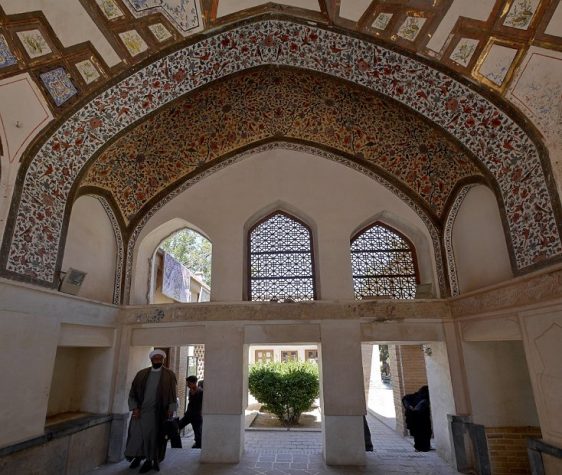 Fin Garden - ceiling frieze with arabesque patterns
