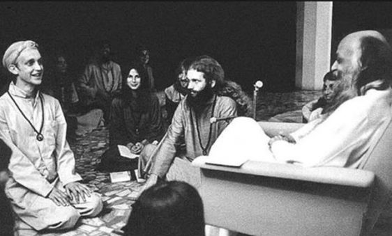 060-sakal-in-front-of-osho