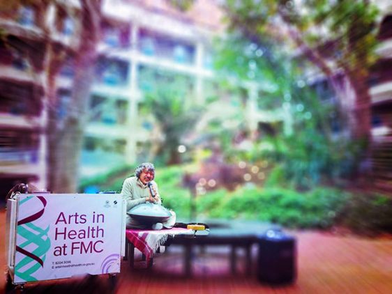Prabhu-performing-for-Arts-in-Health-at-FMC-cr-Heather-Frahn