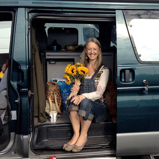 020-nirjana-with-flowers