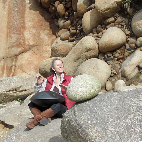 030-nirjana-playing-hang