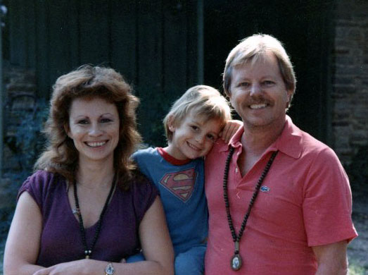 Amiten-middle-with-father-Navaneet-and-mother