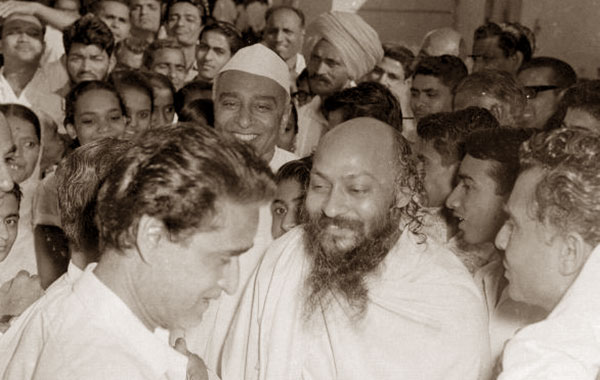 Osho greeting people