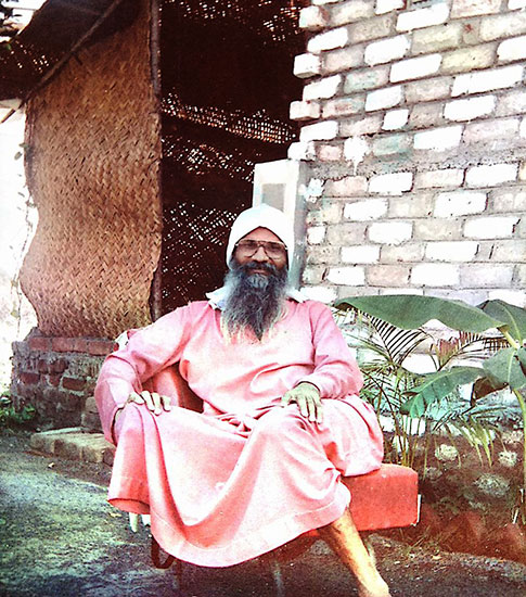 040 Abhayanand-on-chair