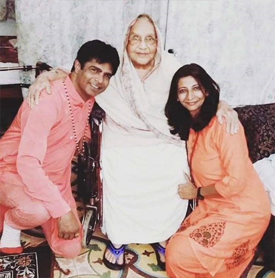 073 Yoga-Bhakti-with-family-3