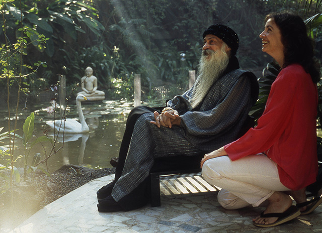 anando with Osho in the garden