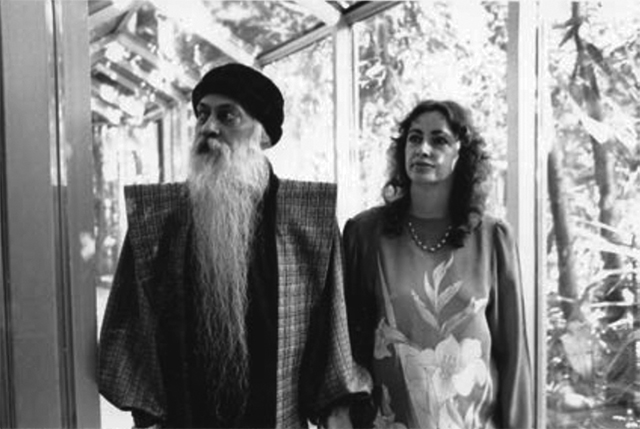 Anando with Osho in walkway