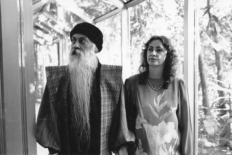 Osho with Anando in the glass walkway | Osho News