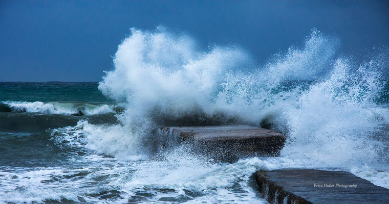 Crashing wave, photo by Petra Huber