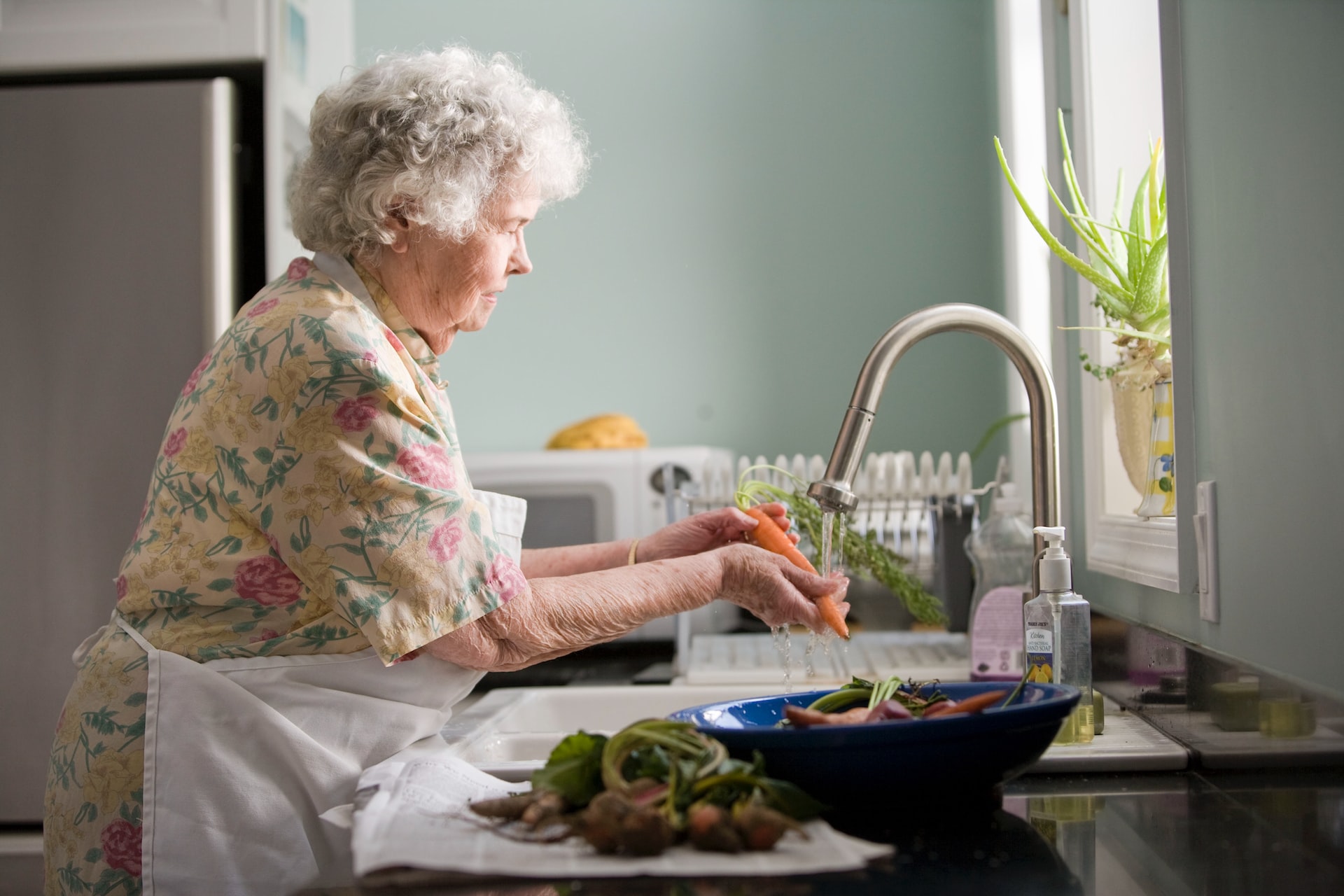 woman washing dishes