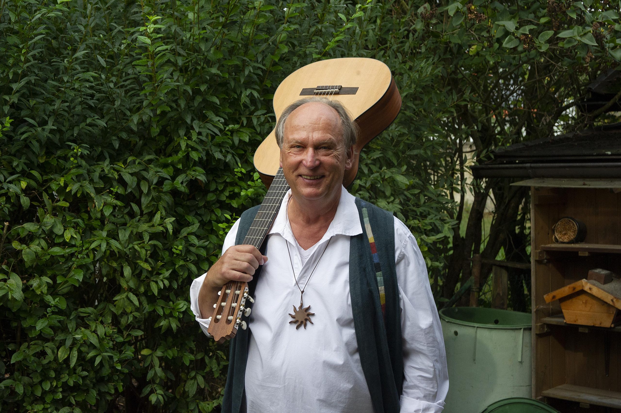 Vardan with guitar