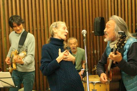 Jayesh singing with Ritambhara