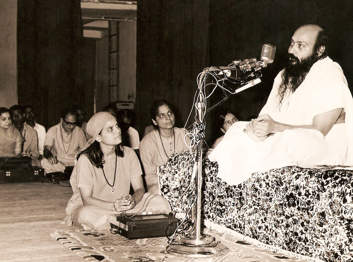 Laxmi and Jyoti listen to Osho at a discourse in Patkar Hall, Bombay