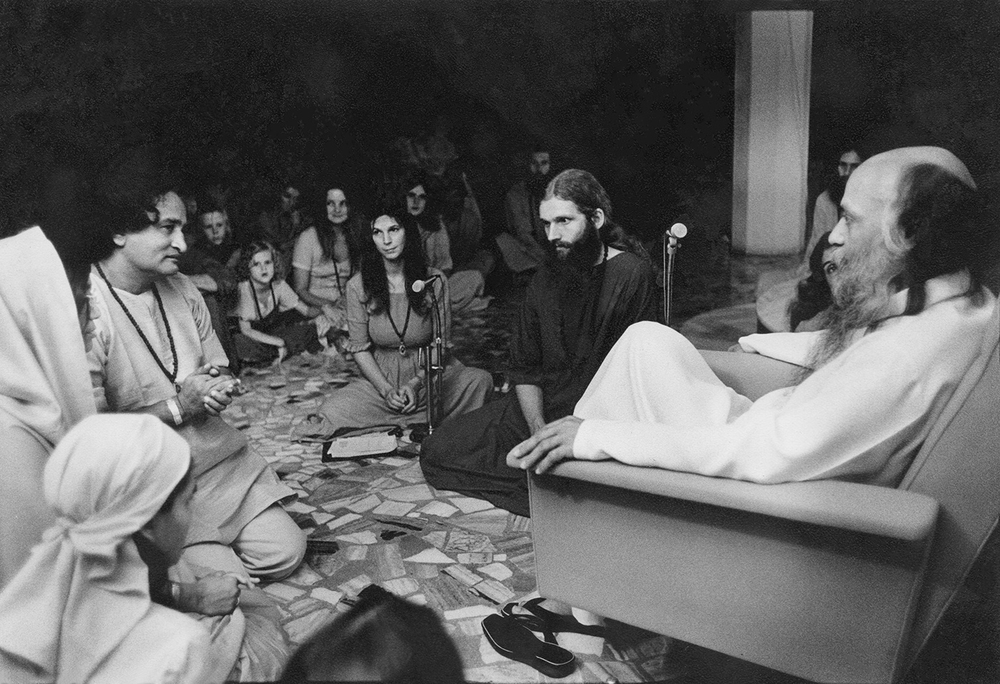 Darshan with Osho in Chuang Tzu Auditorium, Pune