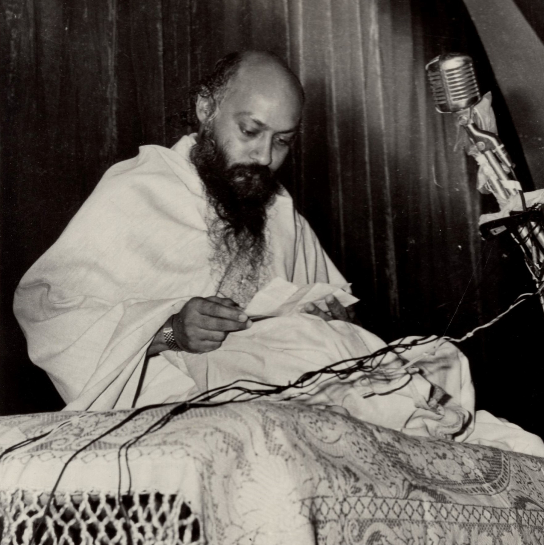 Osho reading a question