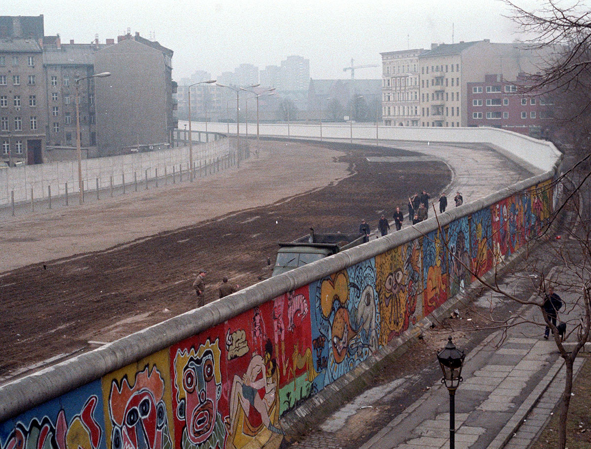 Berlin Wall cr. Noir, Wikimedia Commons
