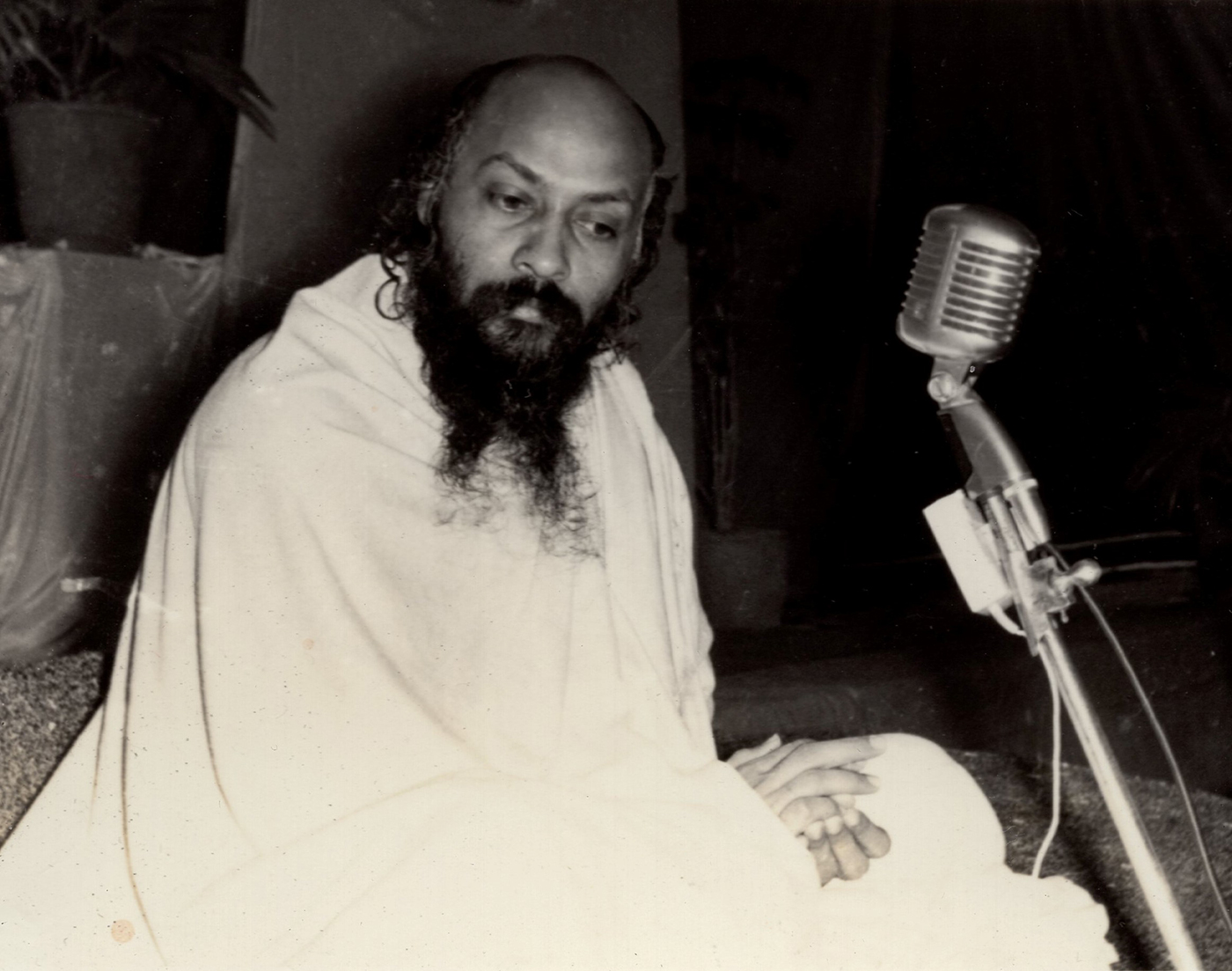 Osho speaking in Mt. Abu